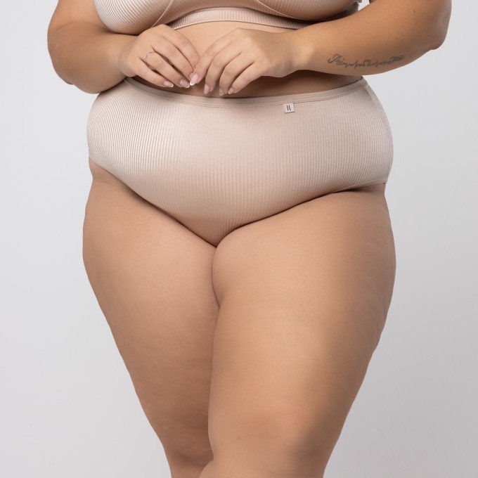 Calcinha plus size em poliamida lumine modelo tanga